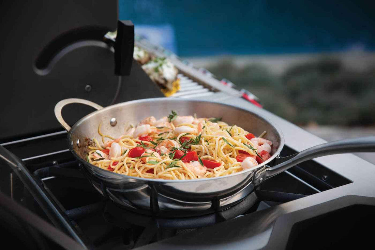 Parrilla de gas Patio Elegance Prestige PRO 825 RSBI con quemador lateral de potencia y características de infrarrojos